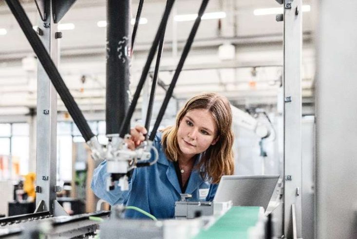 Siemens' comprehensive motion control concept makes the interplay of engineering, control, and drives easy – for all users.