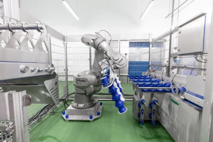 One of the biggest challenges in configuring the robot cell was the limited floor space available