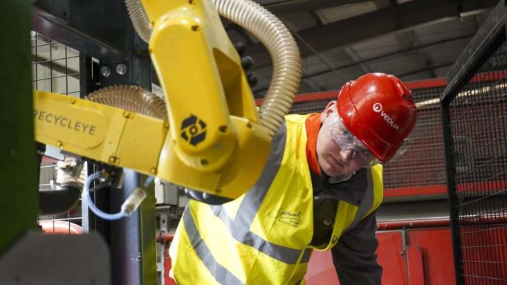 Veolia implements AI driven robotic arm to increase recycling at Southwark facility