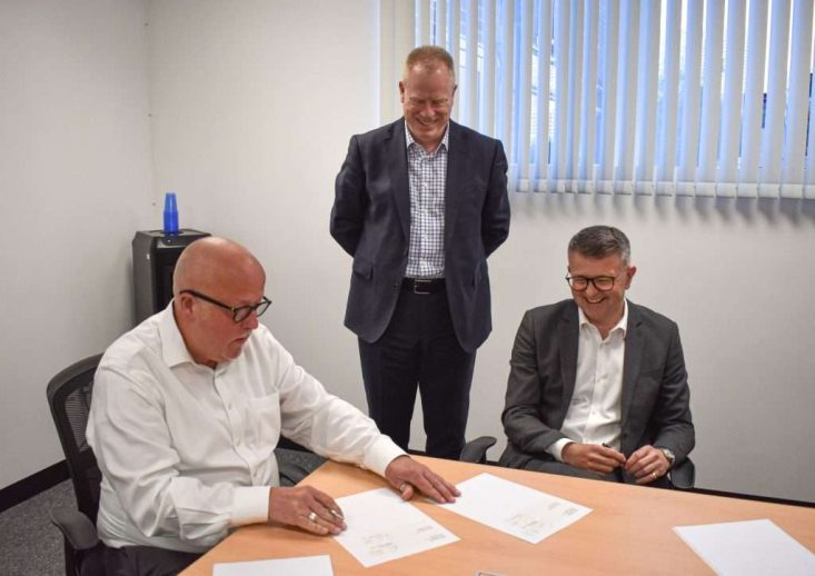 : (L-R) Hartmut Pütz, President, Factory Automation EMEA, Mitsubishi Electric; Mike Cairns, Divisional Director, Mitsubishi Electric; and Damian Wynne, Managing Director, Kempston Controls.